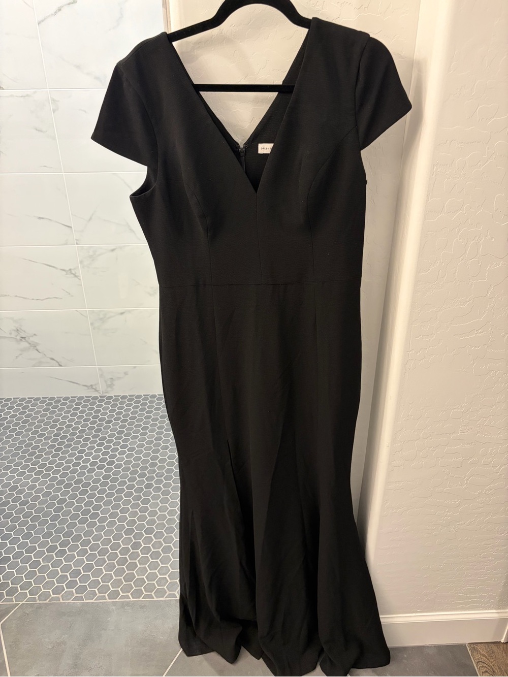 Dress the Population Black V-Neck Cap Sleeve Gown